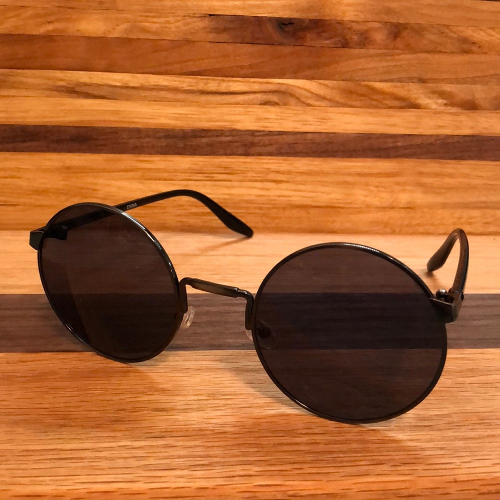 ❤️‍🔥 Large Round black sunglasses!